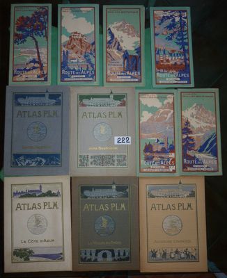 de nombreux livres qui se trouvent sur une étagère dans la pièce