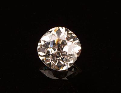 gros plan d'un diamant sur une surface noire