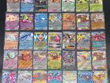 un tas de cartes pokemon posées sur une table