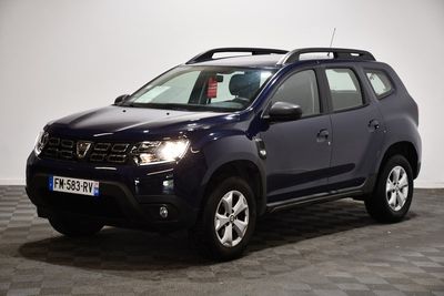 La Dacia bleue est garée dans une pièce au sol carrelé