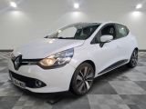 la voiture blanche est garée sur un carrelage à carreaux