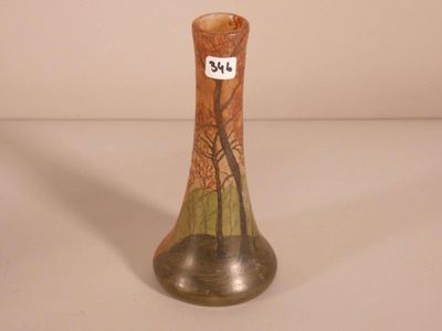 un petit vase orné d'un arbre, posé sur une table