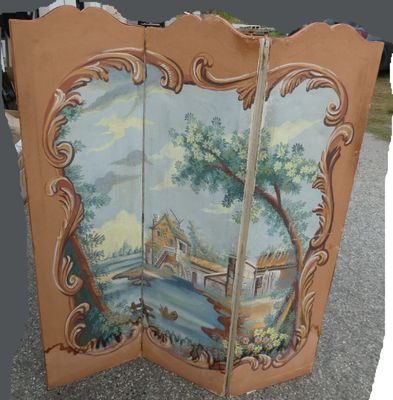 une photo d'un paravent orné d'un tableau