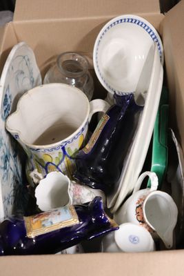 une boîte en carton remplie d'assiettes et de tasses de toutes sortes