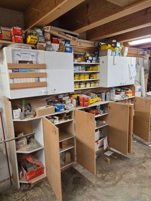 Stock de fournitures de menuiserie comprenant visseries, poi…