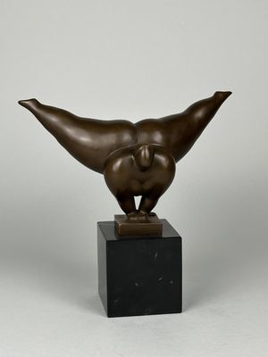 MILO (XX). "Danseuse en grand écart, à la manière de Botero"…