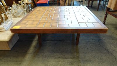 Table basse à plateau carrelé marron et piètement bois