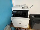 une imprimante posée sur un bureau à côté d'une imprimante