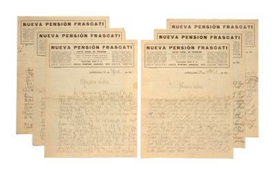 un tas de vieux papiers portant des inscriptions manuscrites sur fond blanc