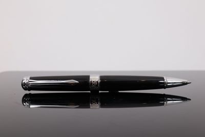 JOON PENS, New-York. Stylo à bille en résine noire et métal …