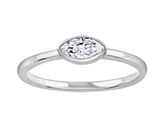 gros plan d'une bague en diamant sur fond blanc