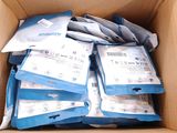 une boîte en carton remplie d'une grande quantité de matériel médical