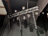 les nombreuses lampes suspendues au plafond de la pièce