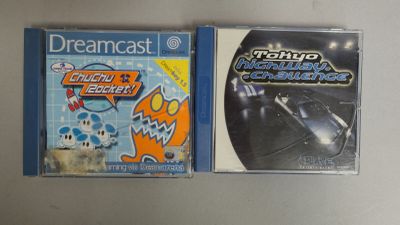 deux CD posés sur une table