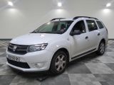 une photo d'une dacia blanche garée sur un sol en damier