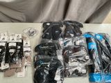une table sur laquelle se trouvent de nombreux objets, notamment une paire de gants, une paire de gants, une paire de gants et une paire de