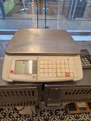 une balance posée sur une table devant une fenêtre
