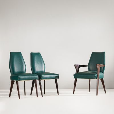 une paire de fauteuils en cuir vert dans une pièce blanche