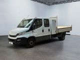 un camion blanc garé dans une pièce