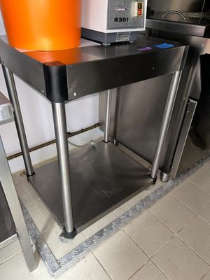 un seau orange posé sur une table dans une cuisine