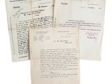 trois vieux papiers couverts d'écriture manuscrite, empilés les uns sur les autres