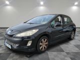 la voiture noire est garée dans le garage sur le sol en damier