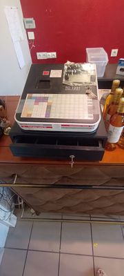 une photo d'une caisse enregistreuse posée sur un comptoir