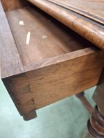 Petite table à écrire en bois posant sur quatre pieds entret… (photo 6)