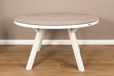 une photo d'une table blanche avec un plateau en bois posée sur un parquet en bois massif