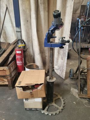 une machine posée sur un carton dans un garage