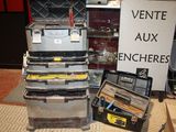 un grand nombre d'outils posés sur le sol