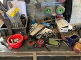 une valise remplie d'outils divers, posée sur une table