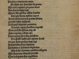 un vieux livre écrit posé sur une table