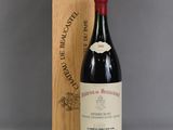 une bouteille de vin posée à côté d'une caisse en bois