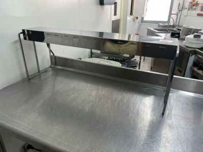 un plan de travail en acier inoxydable dans une cuisine commerciale