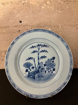 CHINE COMPAGNIE DES INDES Assiette à décor de bambou, barriè…