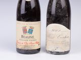 deux bouteilles de vin posées l'une à côté de l'autre sur une table