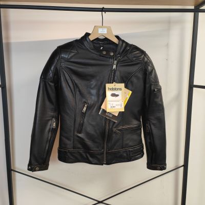 une veste en cuir noir suspendue à un porte-manteau dans une pièce
