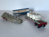 trois camions miniatures posés sur une table