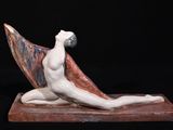 statue d'une femme assise sur un socle de marbre, tenant une boule dans la main
