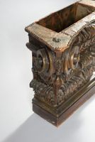 Jardinière composée d'un élément de chapiteau en bois sculpt… (photo 4)