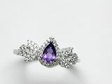 un gros plan d'une bague sertie d'un améthorate et de diamants