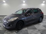 la voiture grise est garée dans le garage sur un sol en damier