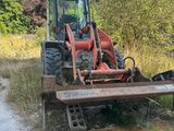 un tracteur garé sur le bord de la route