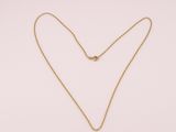 un collier en or orné d'un pendentif en forme de cœur