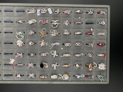 une vitrine présentant de nombreux types de bijoux différents