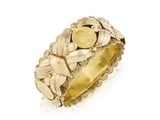 gros plan d'une bague en or sur fond blanc