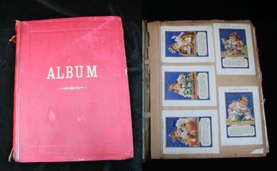 un album rose posé sur une table à côté d'un livre rose