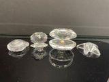 une table sur laquelle sont posés quelques objets en verre