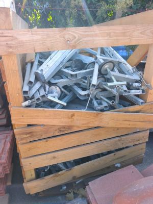 un tas de bois et de métal empilés les uns sur les autres
